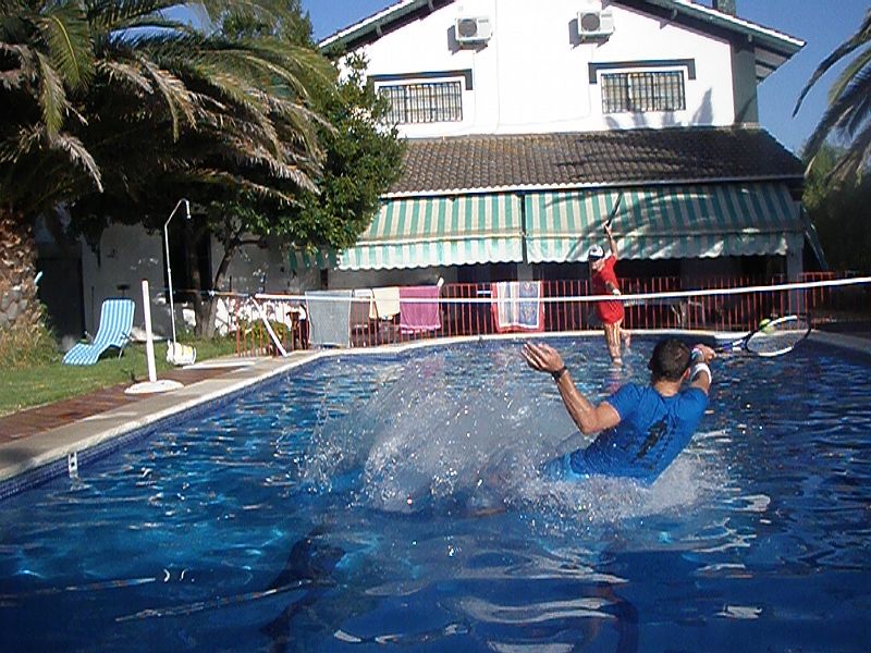 Buen partido de tenis en el agua.