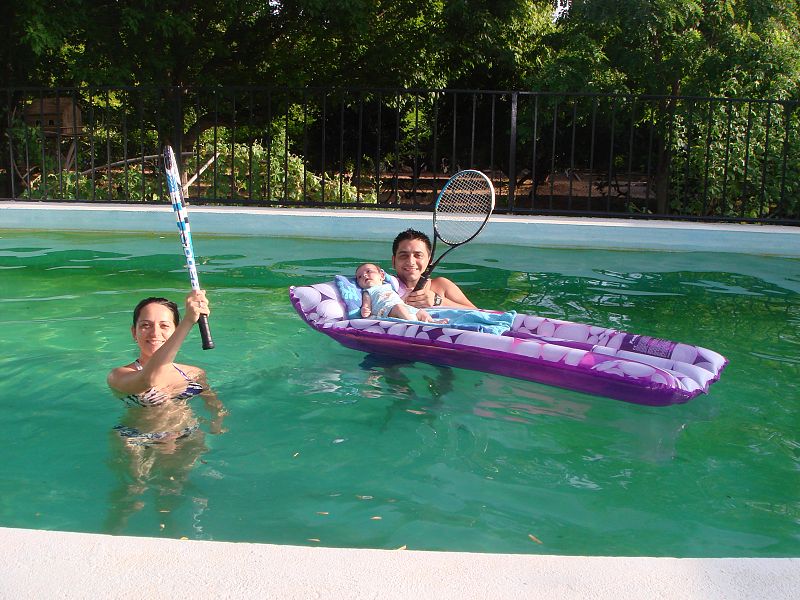 ¡Qué estrés! Están enseñándome a nadar y a jugar al tenis a la vez. ¡Me gusta!