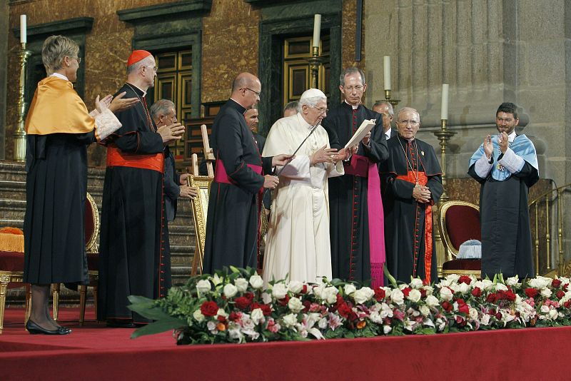 El papa Benedicto XVI dirige unas palabras a los congregados en el Monasterio de El Escorial