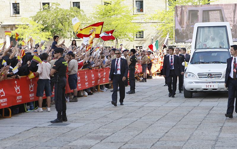 El papamóvil llega a El Escorial