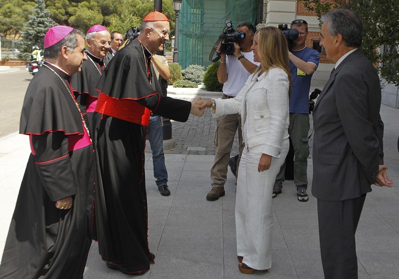 El secretario de Estado del Vaticano, cardenal Tarcisio Bertone es saludado por los ministros de Exteriores y Presidencia