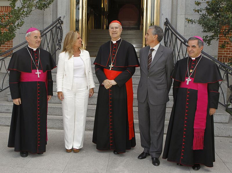 Los ministros de Presidencia y Exteriores junto al secretario de Estado del Vaticano, cardenal Tarsicio Bertone