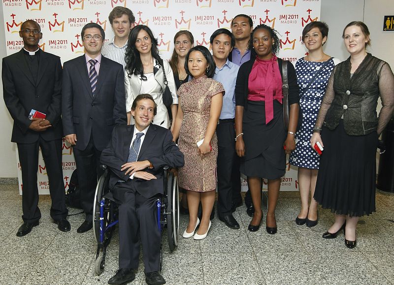Grupo de jóvenes católicos de los cinco continentes que han compartido almuerzo con el papa Benedicto XVI hoy viernes