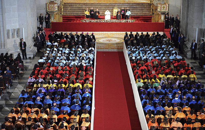 Vista general de la basílica del Monasterio de El Escorial en Madrid, España, durante el encuentro del papa Benedicto XVI