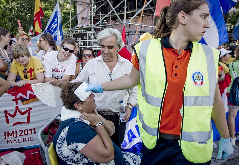 Las asistencias atienden a mujer en la plaza de Cibeles