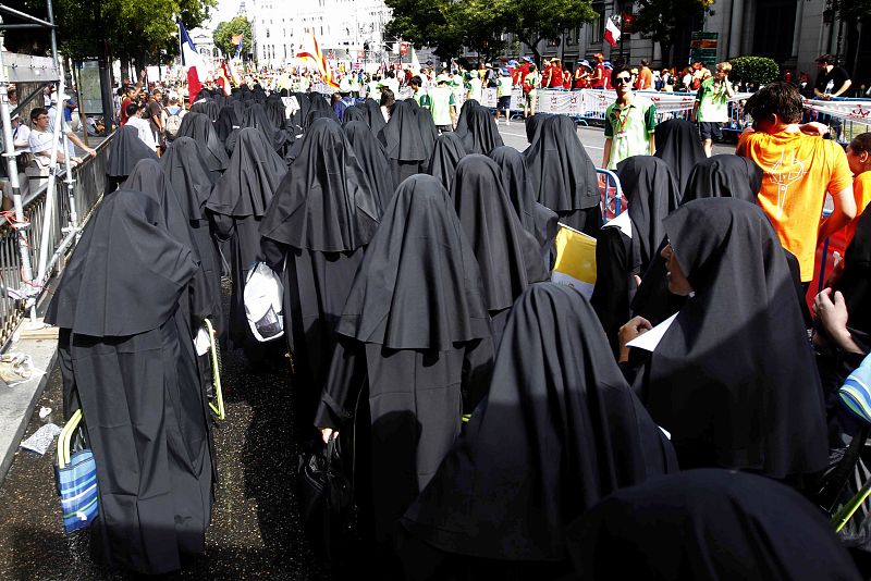 Varias monjas en la plaza de Cibeles de la capital donde esta tarde el papa Benedicto XVI presidirá el viacrucis