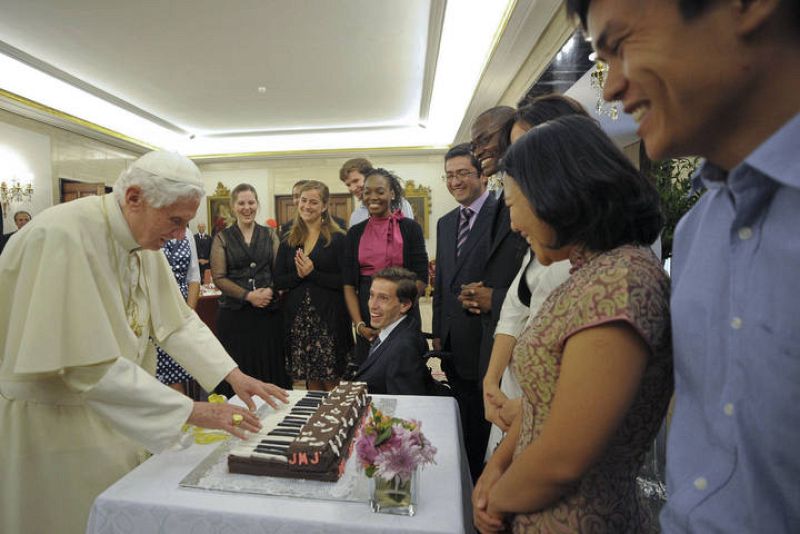Almuerzo del papa con varios jóvenes