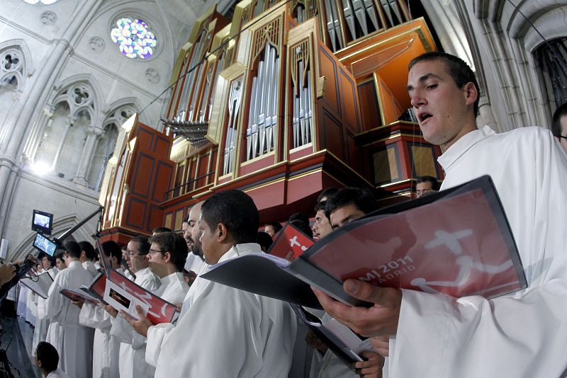 Los componentes del coro de la Catedral de La Almudena ensayan minutos antes de la misa para seminaristas que oficiará el papa Benedicto XVI