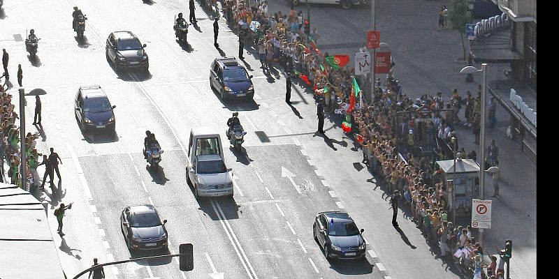 El papa Benedicto XVI a su paso por la Gran Vía de la capital, durante el recorrido que ha realizado en el papamóvil hasta la Catedral de La Almudena,