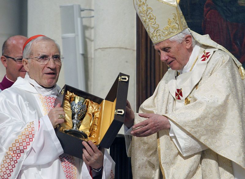 El cardenal arzobispo de Madrid, Antonio María Rouco Varela muestra un cáliz ante el papa Benedicto XVI durante la celebración de la misa.
