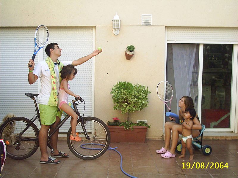 Las bicicletas son para el verano y el tenis también