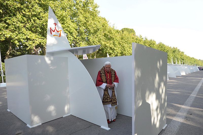 Benedicto XVI confiesa a algunos jóvenes en el parque del Retiro en Madrid