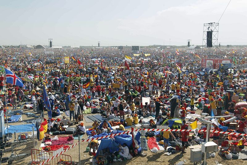 Peregrinos procedentes de diferentes países en el aeródromo de Cuatro Vientos