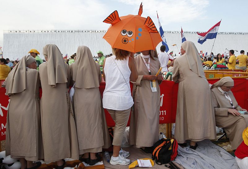 Varias monjas esperan la llegada de Benedicto XVI en Cuatro Vientos
