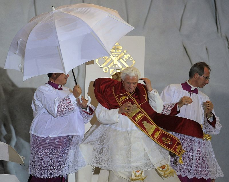 El viento hace volar el solideo del papa