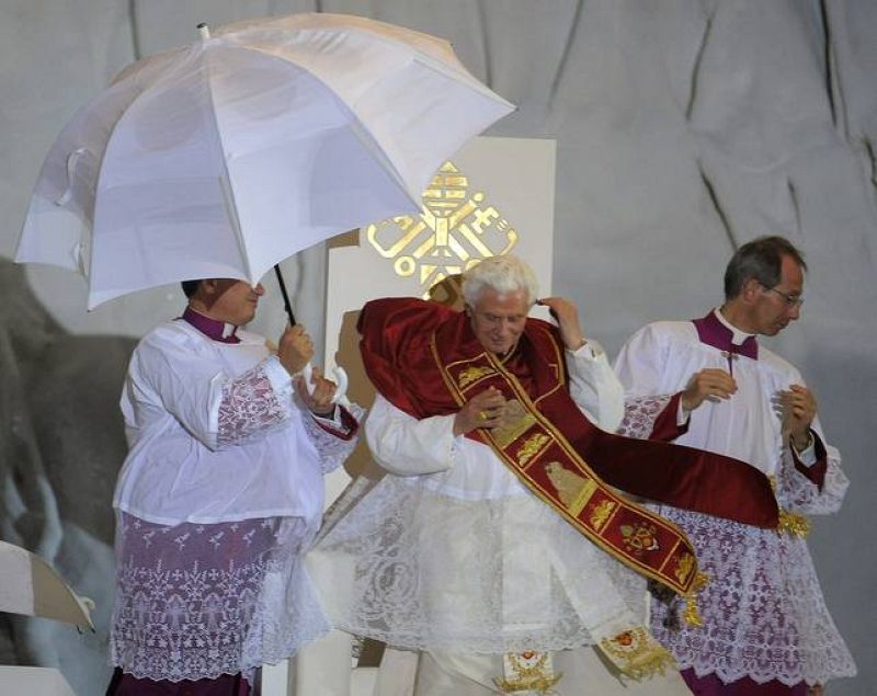 El viento hace volar el solideo del papa