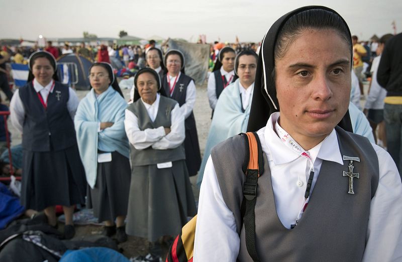 Un grupo de religiosas comienzan a prepararse durante el amanecer en el aeródromo de Cuatro Vientos