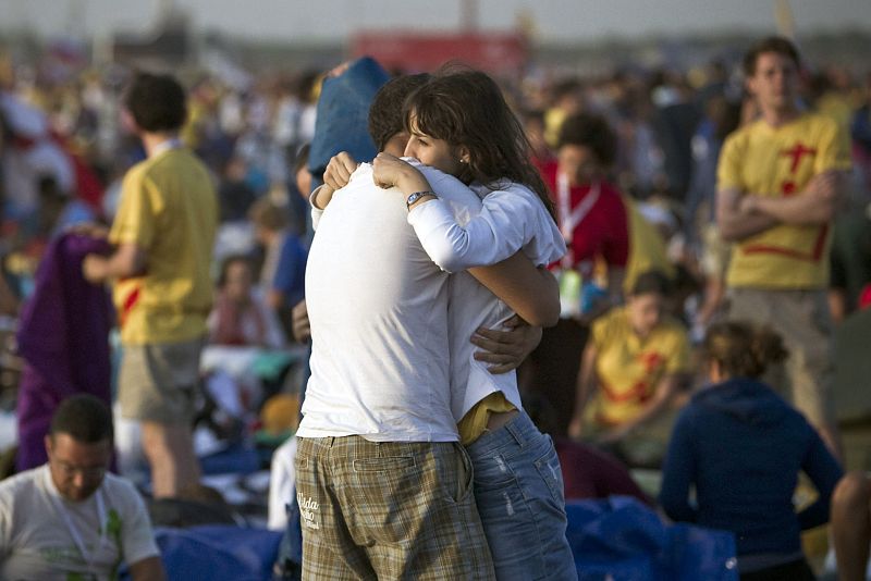 Los peregrinos durante el amanecer en el aeródromo de Cuatro Vientos donde ayer el papa Benedicto XVI celebró la vigilia con los jóvenes