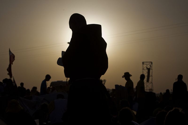 Varios peregrinos durante el amanecer en el aeródromo de Cuatro Vientos, antes de la misa de clausura de la XXVI Jornada Mundial de la Juventud