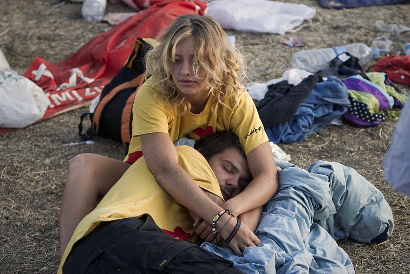 Varios jóvenes descansan en el aeródromo de Cuatro Vientos, antes de la misa de clausura de la XXVI Jornada Mundial de la Juventud,