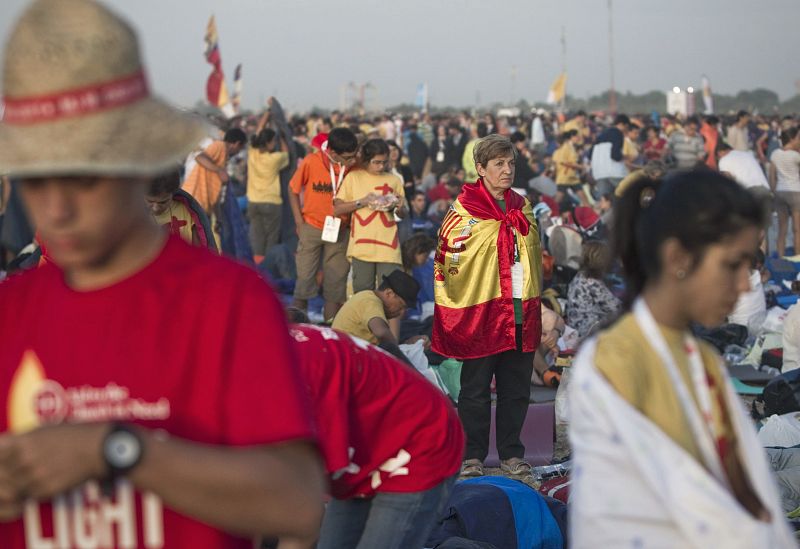 Los peregrinos comienzan a prepararse durante el amanecer en el aeródromo de Cuatro Vientos