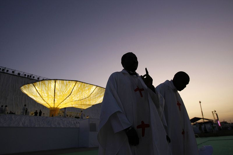 Varios religiosos pasan ante el escenario instalado en el aeródromo de Cuatro Vientos, diseño del arquitecto Ignacio Vicens