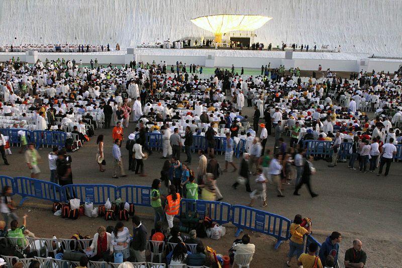 Peregrinos y religiosos comienzan a prepararse durante el amanecer en el aeródromo de Cuatro Vientos