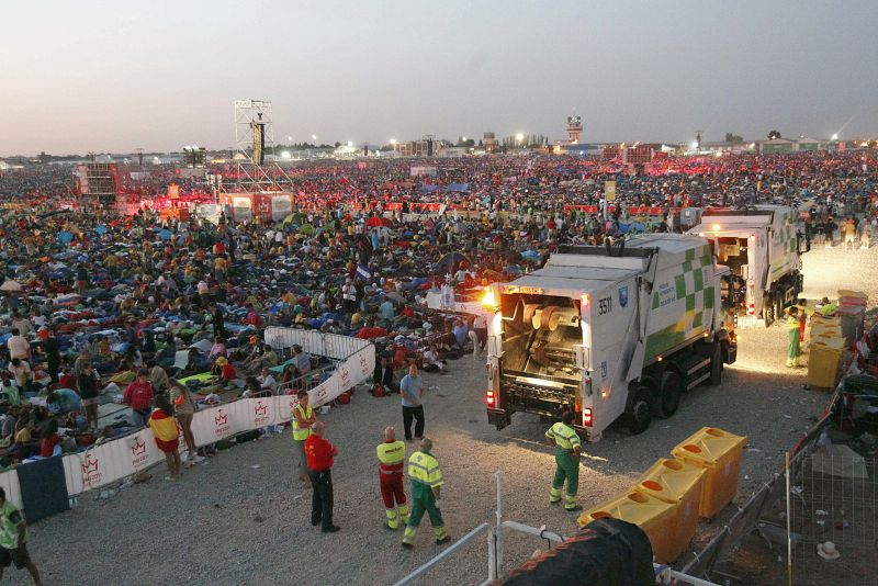 Los efectivos del servicio de limpieza en el aeródromo de Cuatro Vientos, donde miles de peregrinos se encuentran para asistir a la misa de clausura