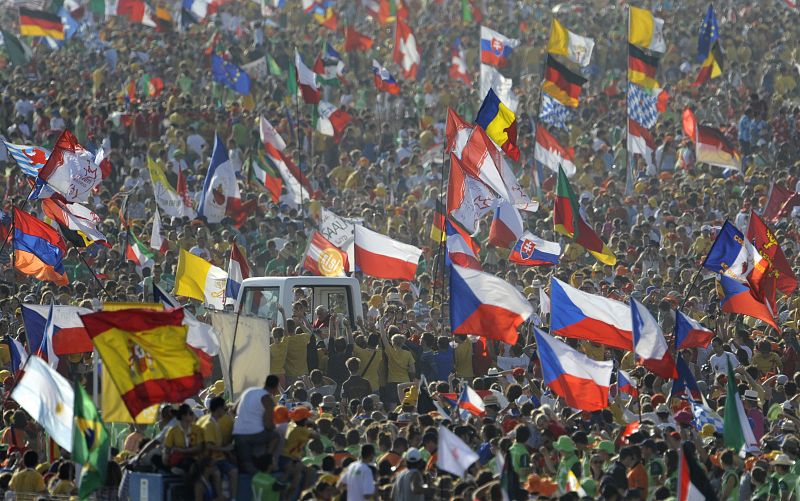 Benedicto XVI llega al aeródromo de Cuatro Viento en el papamovil para celebrar la misa de clausura de la JMJ