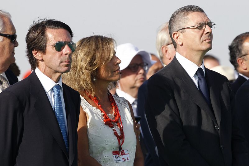 El expresidente del Gobierno José Mª Aznar, junto a su esposa, la teniente de alcalde y delegada de Medio Ambiente y Movilidad, Ana Botella (c), y el alcalde de Madrid, Alberto Ruiz Gallardón