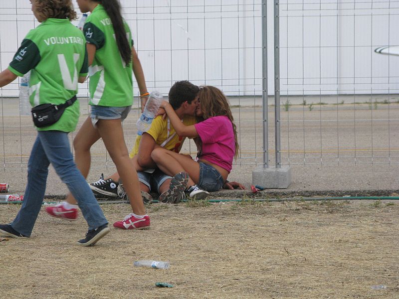 Una pareja de peregrinos se besa en Cuatro Vientos