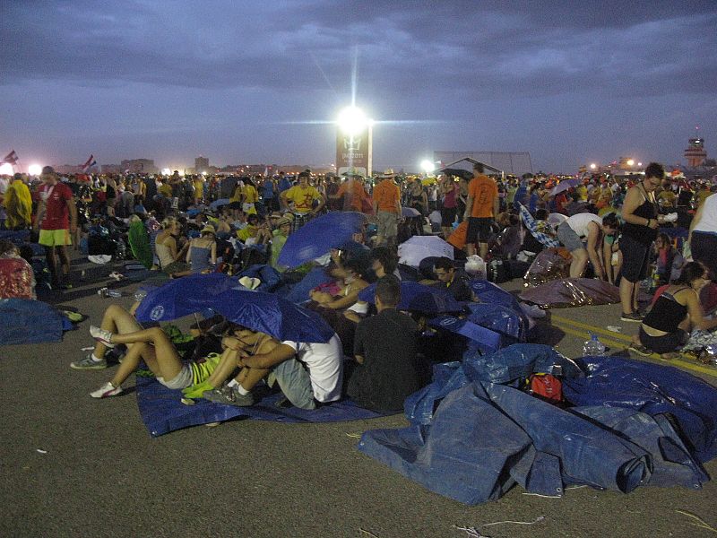 A pesar de la lluvia han sido miles los jóvenes que se han quedado en Cuatro Vientos a dormir