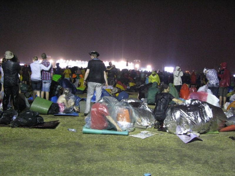 Los jóvenes siguen la vigilia protegidos por plásticos