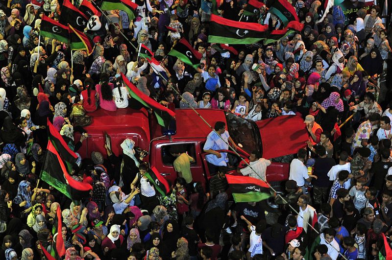 Cientos de personas ondean banderas del Reino de Libia en el corazón de Trípoli celebrando la entrada de los combatientes en la zona