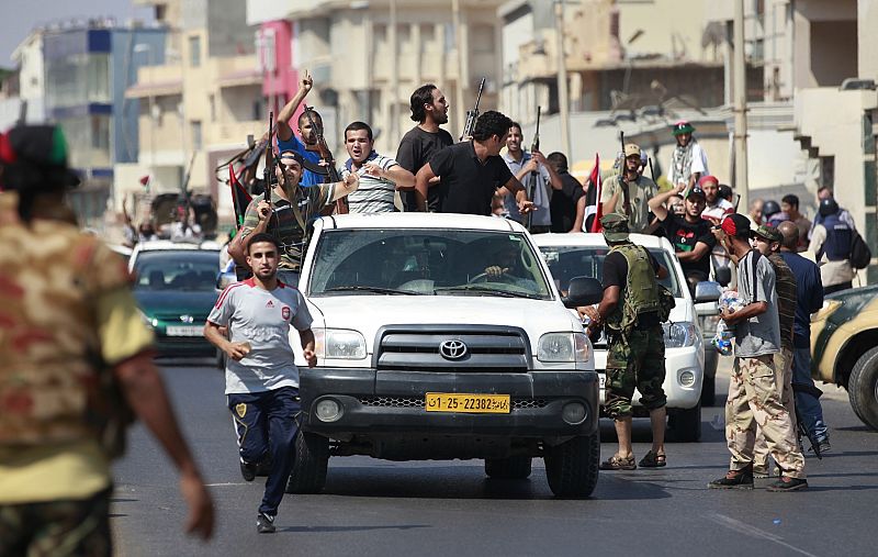 Combatientes rebeldes libios celebran la victoria en el distrito de Qarqarsh en Trípoli