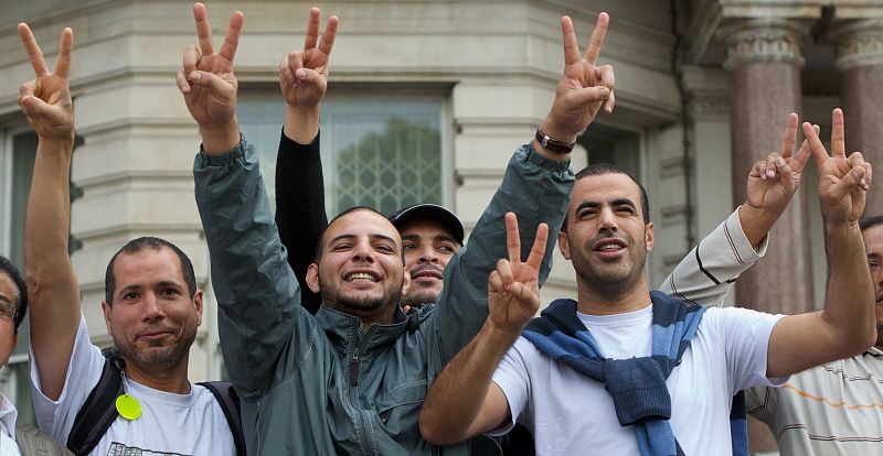 Simpatizantes libios celebran la victoria rebelde ante la embajada libia en Londres