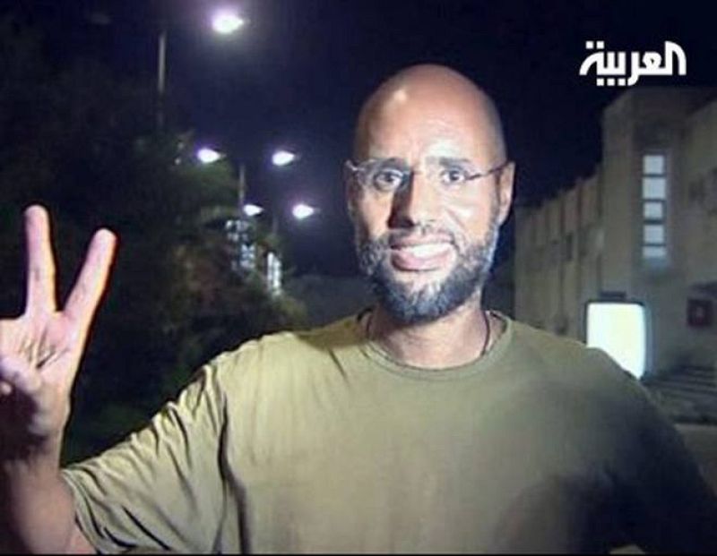 Imagen del canal Al Arabiya, que muestra a Saif al Islam Gadafi, uno de los hijos del dictador libio, Muamar el Gadafi, que sigue en libertad 