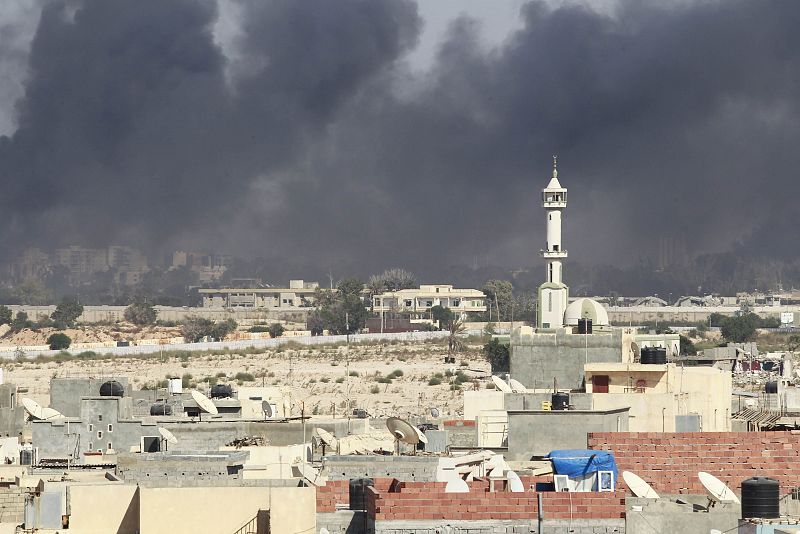 Imagen del canal Al Arabiya en el que se ven la columna de humo procedente del complejo de Gadafi en Trípoli