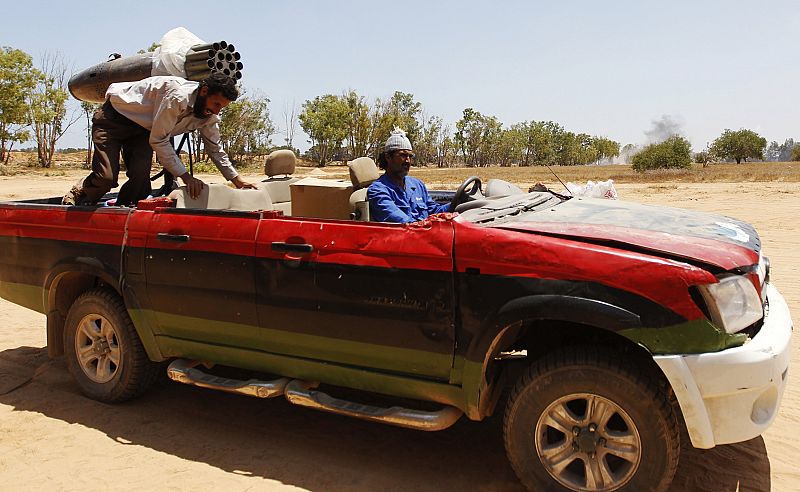 Los rebeldes ultiman los preparativos antes de dirigirse a la frontera en las afueras de Zlitan, cerca de Misrata.