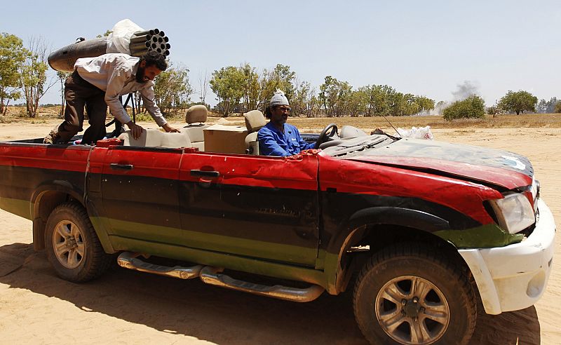 Los rebeldes ultiman los preparativos antes de dirigirse a la frontera en las afueras de Zlitan, cerca de Misrata.