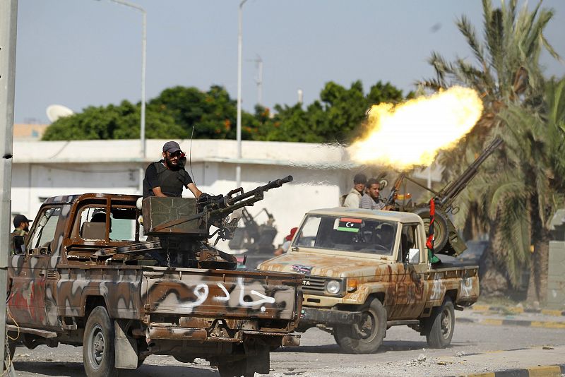 Dos vehículos de los rebeldes se dirigen a Bab al Aziziya el día en que consiguen tomar la residencia de Gadafi en Trípoli.