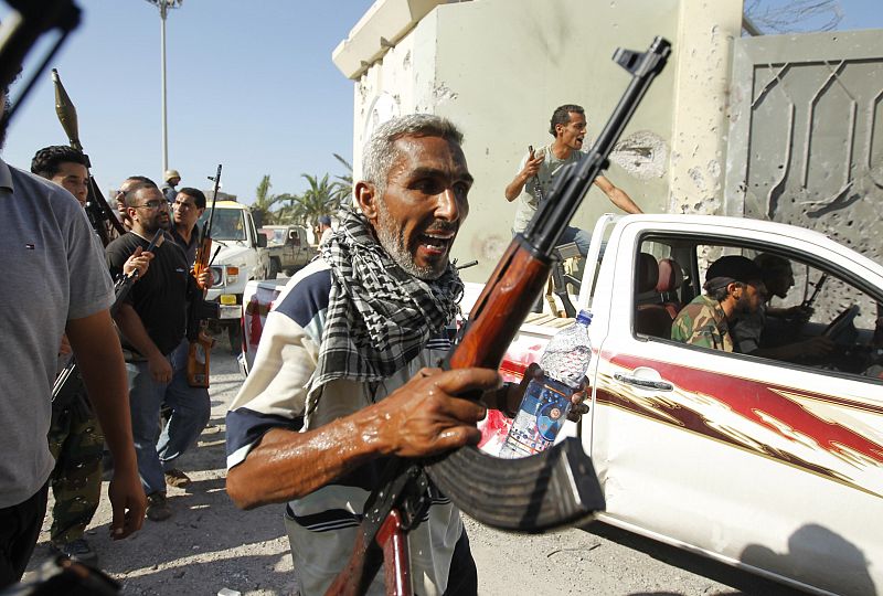 Un grupo de rebeldes entra en el recinto de Bab al Aziziya, el complejo residencial de Gadafi.