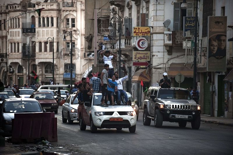 Los rebeldes celebran en Bengazi la toma de la residencia de Gadafi, Bab al-Aziziya, en Trípoli.