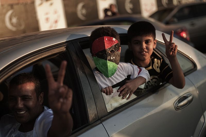 Una familia de libios celebran en la ciudad de Bengazi el triunfo de los rebeldes en Trípoli.