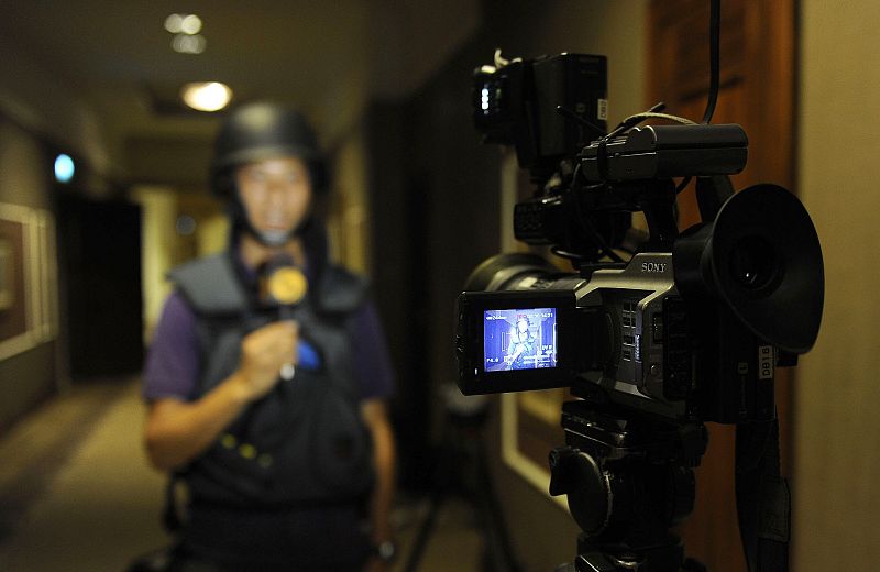 Un periodista trata de enviar su crónica dentro del hotel Rixos en Trípoli