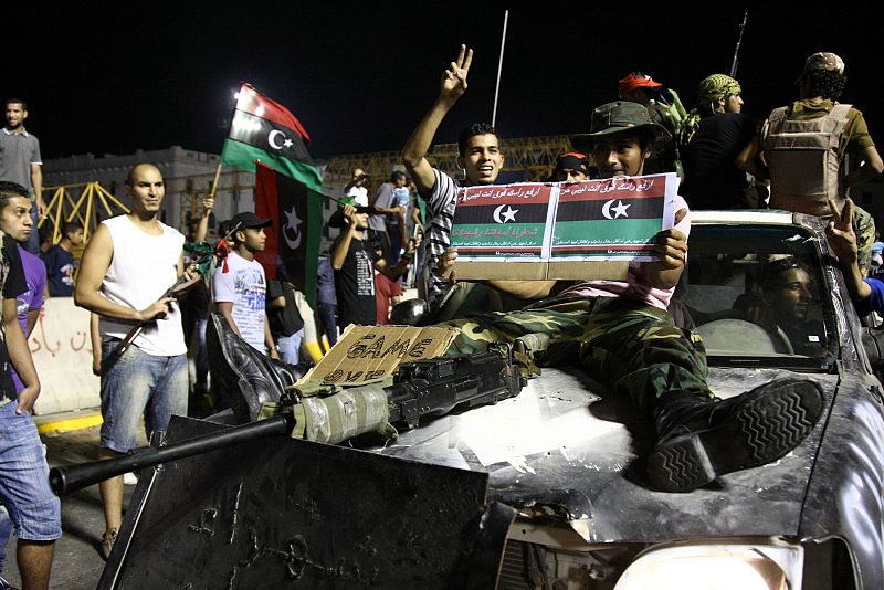 Rebeldes libios celebran su victoria en la recién renombrada Plaza de los Mártires