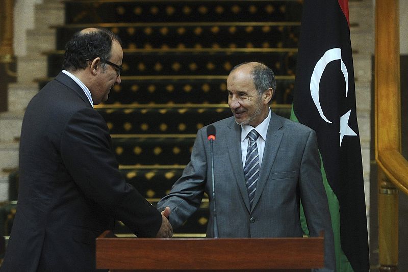 El presidente del Consejo Nacional de Transición libio, Abdul Jalil , saluda al ministro marroquí de Exteriores durante la rueda de prensa