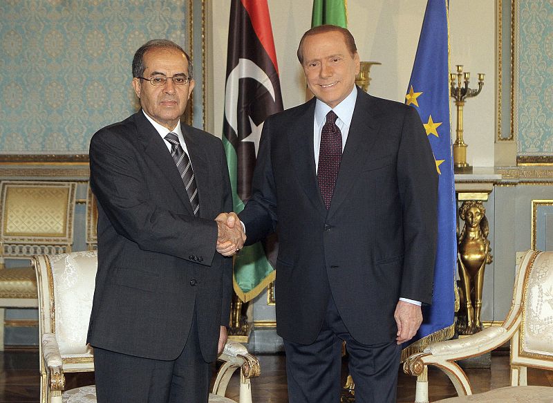 Silvio Berlusconi saluda al alto representante del Consejo Nacional de Transición libio, Mahmud Jibril, antes de su reunión de hoy  jueves en Milán