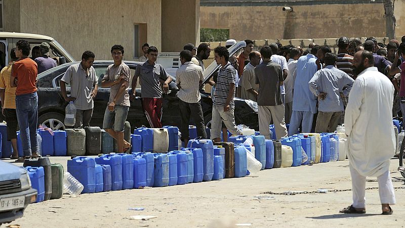 Decenas de personas esperan en fila para conseguir combustible en Tripoli