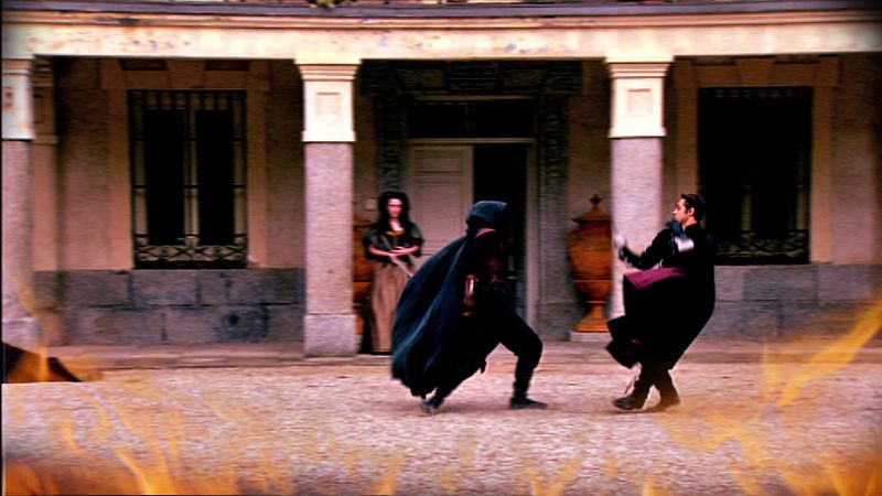 En una de las primeras peleas de Águila Roja una misteriosa dama observa el enfrentamiento.